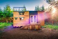 Mountaineer Tiny Home with Rooftop Deck najlepsze małe domy airbnb w lekkim stalowym systemie ramowym