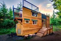 Mountaineer Tiny Home with Rooftop Deck najlepsze małe domy airbnb w lekkim stalowym systemie ramowym