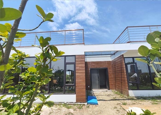 Nowoczesne domy prefabrykowane z lekkimi systemami stalowymi drewniany bungalow na plaży
