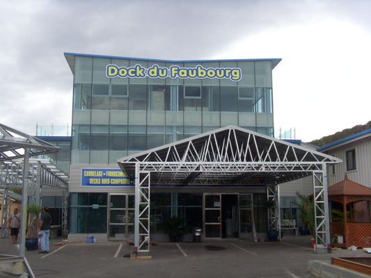 Prefabrykowane stalowe lekkie szopy garażowe ognioodporne, metalowe, szare, prefabrykowane, składane wiaty samochodowe