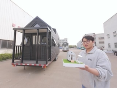 Małe domki na kółkach od ruchomych korzeni.