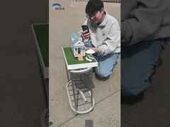 Małe domki na kółkach od ruchomych korzeni.